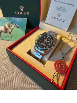 Klocka - Säljer nu en stilren submariner klocka skriv hjärna vid intresse och pris kan diskuteras inte hugget i sten tveka inte på att höra av er😁