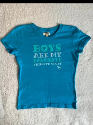 Abercrombie & fitch - ”Boys are my favorite thing to study” 🩵 En vintage topp. 100% bomull. Storlek XL men är i vintage storlek så passar mig som en S babytee😊
