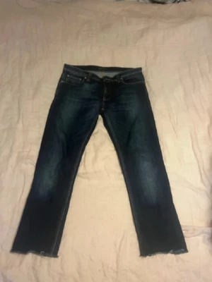 Nudie jeans - Säljer dom här skit feta nudie jeansen med snygg fade fint skick utan defekter bara att jeansen är avklippta ner till! Storlek 30-32 men kortare i längd nu!