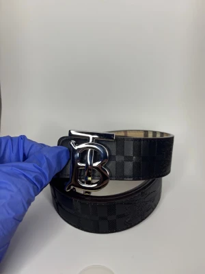 B bälte reverseable  - Nya bälten i olika märken, modeller och färger. Skickas välpackade med hålverktyg. Alla ordrar postas inom 24h. Instabox rekommenderas, PostNord går också bra.