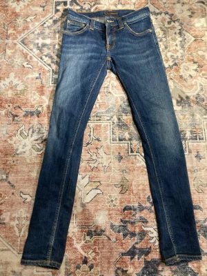 Nudie jeans slim - Hej jag tänker sälja mina nudie jeans pga de har blivit alldeles för små. Jeansen har inga defekter eller fläckar och är köpta på Åhléns som en julklapp förra julen. Jeansen är perfekta för dig som är mellan 150 och 160 cm lång. Jeansen är i nyskick och är knappt använda. (priset är ej hugget i sten).