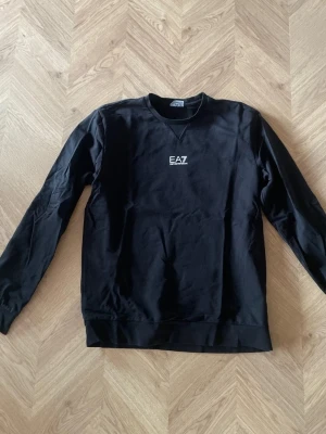 Svart sweatshirt från EA7 Emporio Armani - Använd enstaka gång mycket fint skick storlek M 