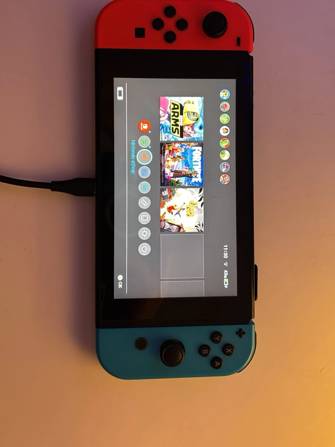 Nintendo Switch med neonröda och blå Joy-Con
