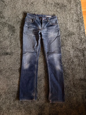 Vintage Tommy Hilfiger jeans - Säljer mina otroligt snygga vintage Tommy hilfiger jeans. Jeansen är i bra skick och har en unik samt väldigt snygg tvätt.