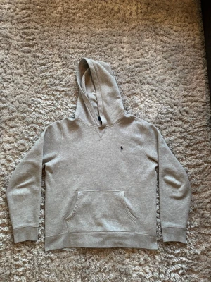 Ralph Lauren hoddie - Ralph lauren hoddie| storlek: S| Skick 7/10| Minsta lilla bara höra av sig. 