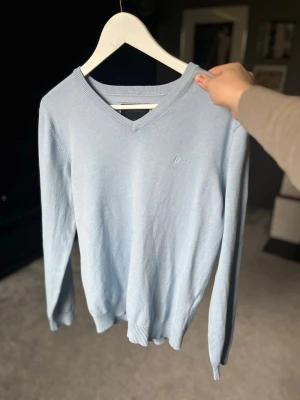 Jack & Jones tröja - Tjo säljer denna snygga ljusblå stickade tröja storlek XS😍Knappt använd, INGA DEFEKTER🙌 Hör av dig vid frågor eller fler bilder🙏