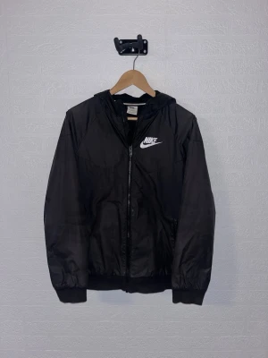 Nike Vindjacka - Schysst och fräsch Nike vindjacka i storlek kids XL. Motsvarar ca XS-S. 158-170