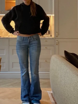 Blå bootcut jeans med låg midja - Säljer ett par blå jeans i storlek 26. Från 7 from all mankind och är köpta för 2500kr. Jeansen är helt oanvända o går ner till 1200 vid snabb affär💕