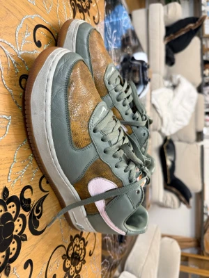 Nike Air Force 1 Premium Classic Olive Pink Ice (W) - Nike Air Force 1 Premium Classic Olive Pink Ice (W) 44   Inköpta på Sneakershyllan i Mall Of Scandinavia för ungefär 1 år sedan för 1000kr, kvitto finns ej kvar men hittade annonsen på dem.  De är i fint skick för sin ålder och i super högkvalitet av läder skulle jag säga   Haft på mig dem max 3 gånger så de är ingen lukt invändigt   Pris går att diskuteras //Daniel