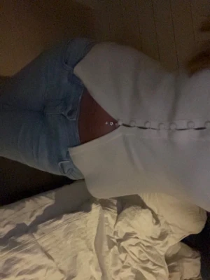 Krämvit topp med knappar  - Säljer en krämvit långärmad topp, är i storlek XS men skulle säga att den även passas storlek S. fortfarande i fint skick och otroligt mjukt material. Skriv gärna för frågor eller fler bilder.