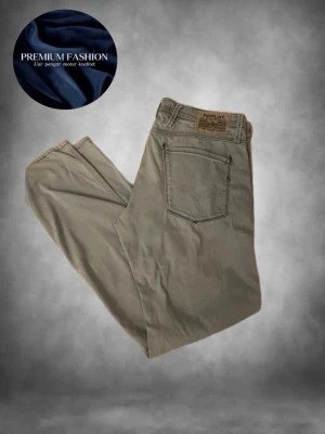 Replay ljusblåa jeans - Tjooo! Säljer ett par snygga ljusblå jeans från Replay med klassisk femficksdesign och raka ben. Jeansen har en snygg ljus tvätt och detaljerad läderpatch bak i midjan. Perfekta för dig som gillar en avslappnad och stilren look. 10/10 skick inga defekter.Storlek 32/32 och är lite mer relaxed passform! Har du några övriga frågor eller funderingar är de bara att höra av sig🙌🏼mvh premium fashion🤩