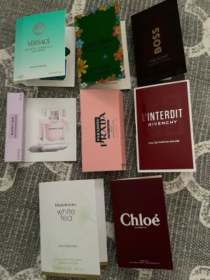 Parfymprover från kända märken - Säljer ett set med exklusiva parfymprover från märken som Versace, Prada, Givenchy, Chloé, Gucci, Marc Jacobs, Valentino, Kay Ali, Giorgio Armani, Narciso, Elizabeth Arden, Boss och Lancôme. Proverna kommer i små färgglada och eleganta förpackningar, perfekta att testa olika dofter. 16st!