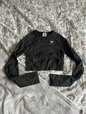 Gymshark topp - Topp från Gymshark. Långa ärmar och tumhål. Utmärkt skick! Om du köper bundle kan vi diskutera paketpris! Nypris 450kr. 