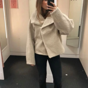 Beige teddyjacka - Mysig beige teddyjacka från Gina i storlek XS. Perfekt för flera olika årstider då den går att stänga och vika upp i kragen. Jackan har en oversized passform så skulle säga att den passar XS-S. Den är i jättebra skick och varsamt använd, (lappen sitter inte längre kvar)
