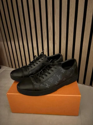 Louis vuitton skor  - Louis Vuitton skor herr. Jätte bra skick men en liten spricka som man inte märker av annars jätte bra skick. Skorna är i storlek uk 7,5 men passar 42 eftersom stora i storlekarna. Nypris runt 11 tusen kr, pris kan diskuteras vid affär 👍