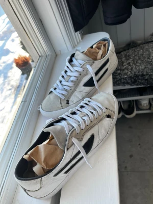 Diesel Sneakers - Snygga Diesel Sneakers  Strl: 43 Vit Läder och mocka Röd undersula  Helt nya snören  Bra helhetsintryck med tecken på användning Gör bedömning från bilderna!  Ställ gärna frågor!