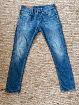 Dondup George med slitningar  - Säljer dessa feta Dondup George jeansen med slitningar👌Storlek=W31, Skick: 9/10⭐️. Vid frågor eller funderingar är det bara att höra av sig👍