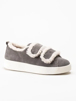 Duffy skor - Mysiga duffymed vit fuskpäls längs kanterna och insidan. Skorna har två breda kardborreband och en vit, tjock sula som ger en sportig känsla. Perfekta för att hålla fötterna varma. Materialet är mockaliknande och mjukt.