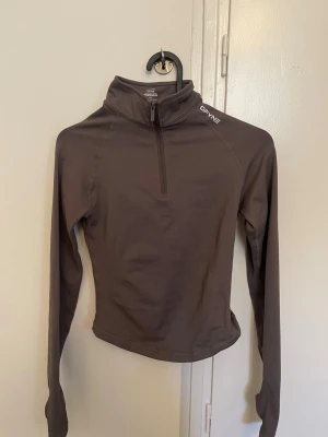 Dfyne impact half zippy - Säljer min tröja från Dfyne, helt ny 