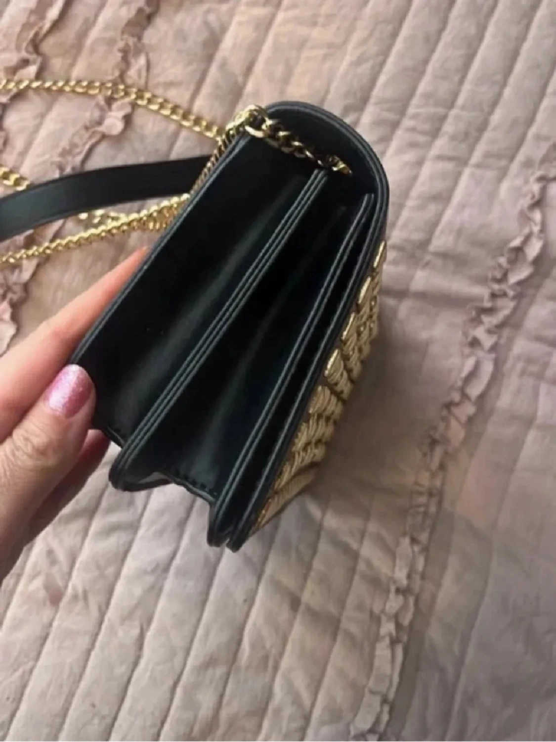 Svart axelväska med nitar och kedja - 3