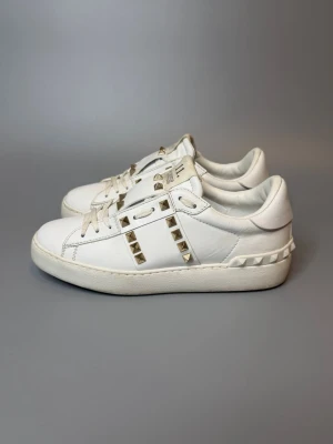 Valentino Skor - ‼️VI TAR EJ BYTEN‼️ Valentino sneakers | Skick: 8.5/10 | Storlek 35.5 EU | ingår enbart skorna vid köp! | Fraktar inom 24H efter köp på köparens bekostnad 📦💨 | Hör av dig vid minsta fråga eller fundering 💭 