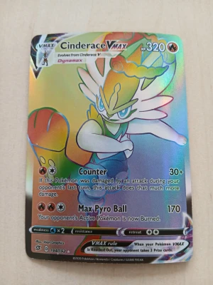 Pokémonkort Cinderace VMAX holo - Säljer ett Pokémonkort av typen Cinderace VMAX med holografisk yta. 