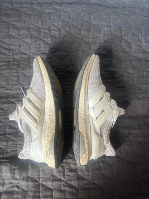 Adidas Ultraboost vita  - Säljer ett par vita ultraboost har använt de väldigt mycket de kan tvättas och de fräscha ut.  