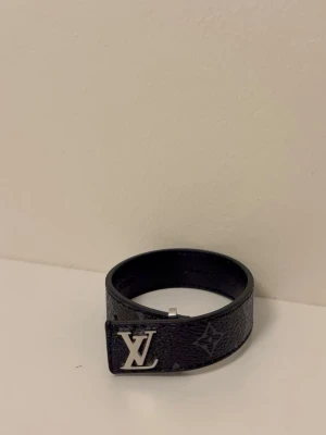 Fin svart armband - Säljer min fina armband som är oanvänd och i jätte bra skick.
