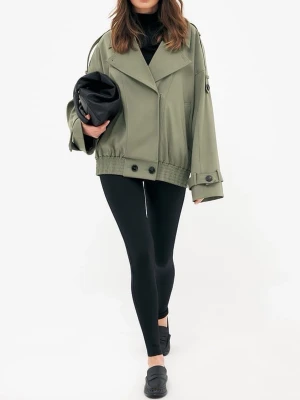 Oversized grön jacka med stora slag - Snygg oversized jacka i militärgrönt med stora slag, breda ärmar och knappar vid ärmslut och nederkant. Jackan har axelklaffar och en cool, avslappnad passform. Perfekt för lager-på-lager och streetstyle. Från nakd och helt ny, prislapp Tyvär av men aldrig använd😊 säljer för storleken var fel. Nypris 1000