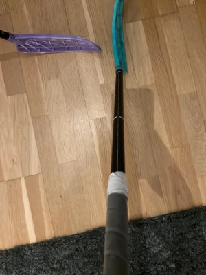 Unihoc innebandyklubba svart/turkos - Unihoc PRO klubba 26 fler med ett ynklige blad på. Det sitter en grå unihoc Linda på bladet är ganska nytt och klubban är spelad med en halv säsong 