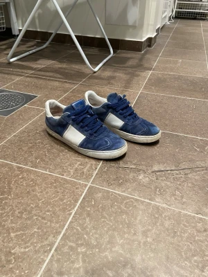 Valentino flycrews i mocka  - Säljer nu mina flycrews då dom är lite små på mig. I behov av en liten tvätt och uppfräschning, där av priset (dessa ligger kring 3-4 tusen i bra skick) . Saknas en del nitar också.  Ger dock ett helt okej intryck och lägg en tusenlapp så kommer du ha skor som ser helt nya ut. Har tyvärr inte boxen, endast påsen. Storlek 41 men passar nästan 42 bättre, vid frågor är det bara att skriva. Priset går att diskutera vid snabb affär   