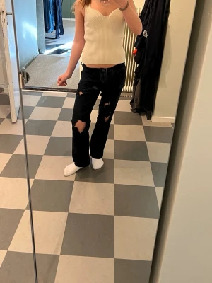 svarta denim jeans - snygga lågmidjade svarta denim ripped jeans i bra skick.