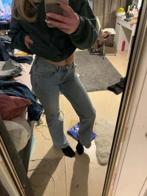 Ljusblå bootcut low waist jeans  - Säljer ett par ljusblå lågmidjade jeans som är bootcut med fickor på baksidan. Jeansen kommer från lager 157 och är i stolek XS. 
