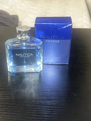  Nautica Voyage – Eau de Toilette (ART 8) - Nautica Voyage EdT. En fantastiskt fräsch och akvatisk doft med inslag av gröna äpplen och lotus. Perfekt som vardagsdoft eller för gymmet. Kommer med originalkartong. Toppskick! • Mängd: 80ml ish 