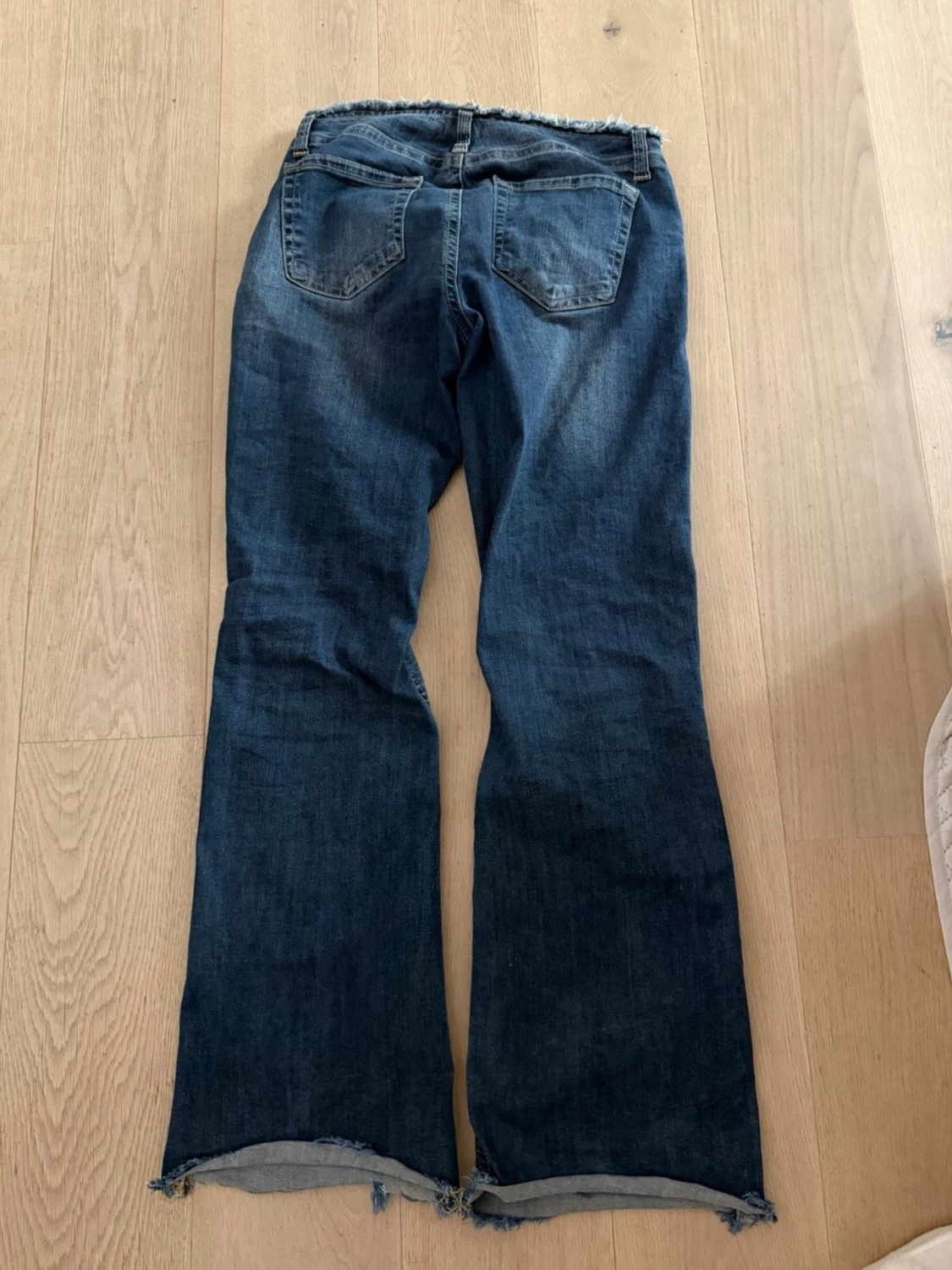 Blå bootcut jeans med råa kanter - 2