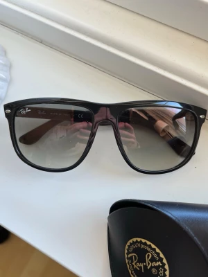 Ray-Ban Boyfriends  - Säljer ett par sköna RB4147 brillor! | Utmärkt skick utan defekter! | Kommer med fodral och duk. | Ställ gärna frågor innan du köper!