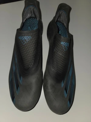 Adidas ghosted LL 40 2/3 - Tja säljer mina Adidas ghosted Laceless väldigt fina skor men tyvärr passar dom inte mina fötter använt dom max 2 gånger korta perioder så nästan som nya ! Det är i stl 40 2/3 