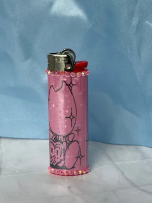 DRAINBABY//PINK - lighter - ⭐️1st Refillable BIC MAXI LIGHTER med wrap & rhinestones ⭐️ ✨🤍 FREEBIES (godis & random stickers) ingår i alla beställningar över 70kr 🤍