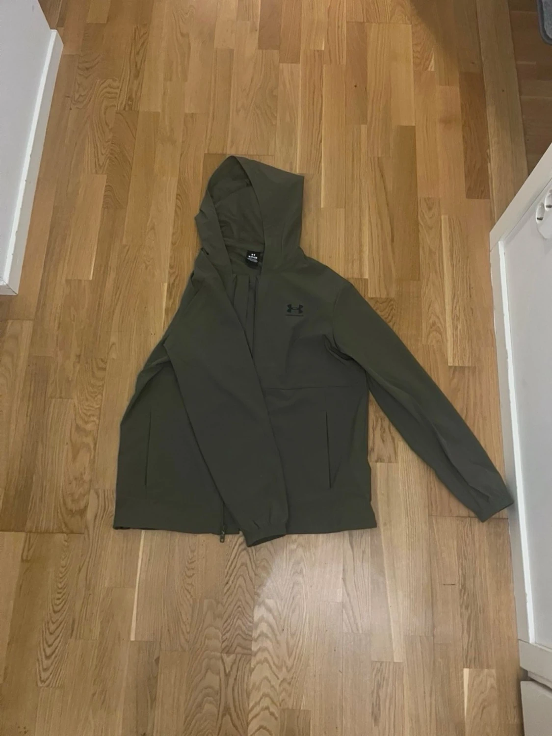 Olivgrön vindjackan från Under Armour - 1