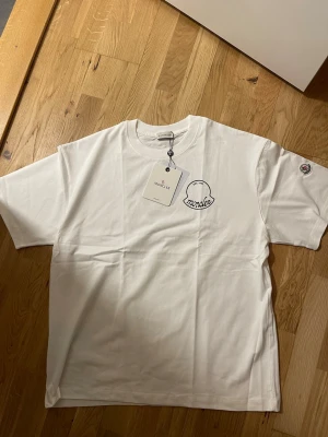 Moncler tshirt - Helt ny, storlek L, lapparna kvar, 1-3 dagar leveranstid