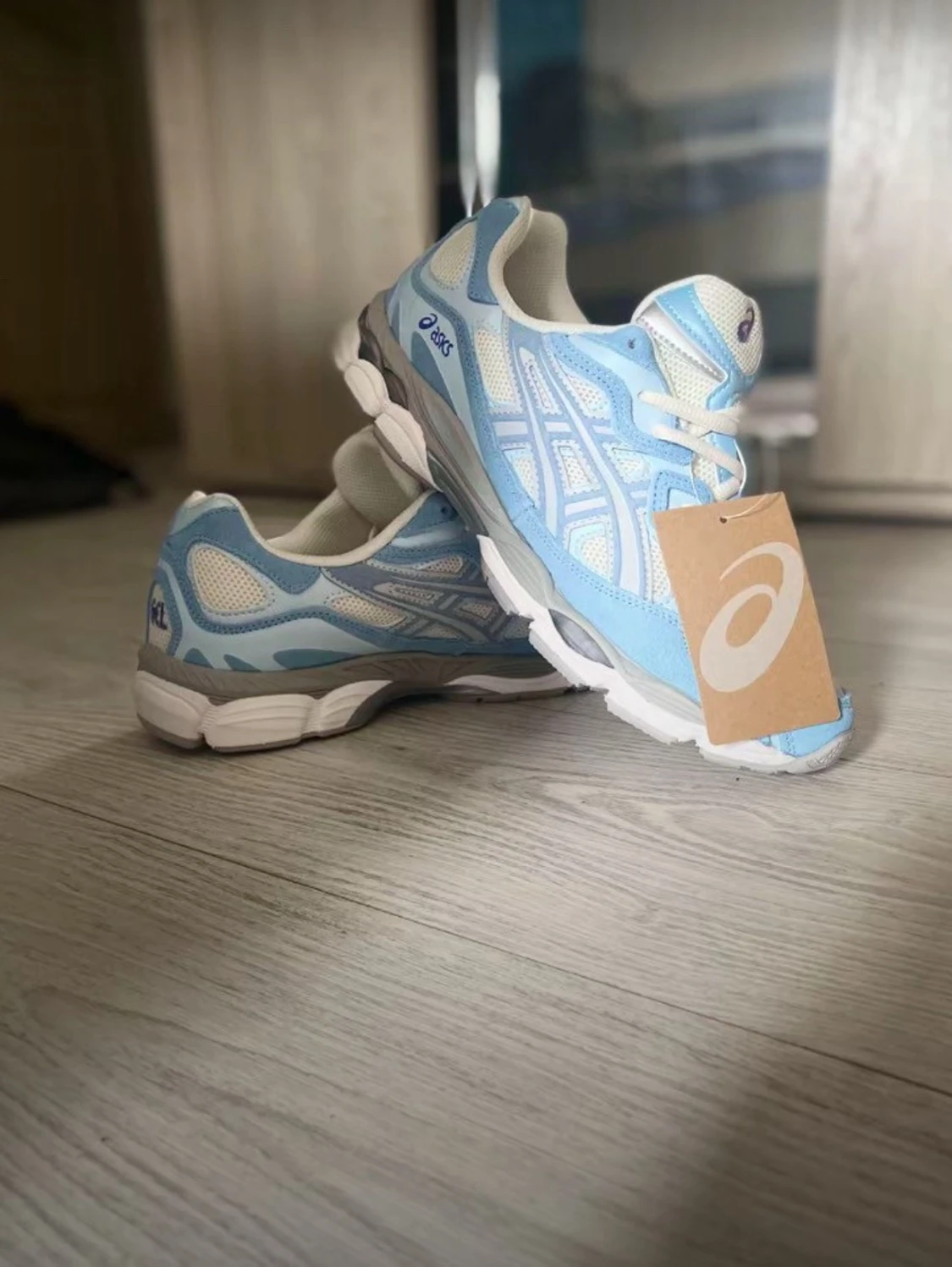Blå och vita sneakers från Asics