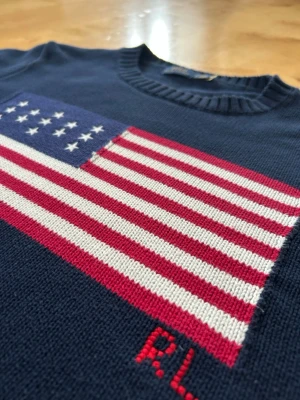 Ralph Lauren Tröja - Säljer denna fina tröja från Ralph Lauren i marinblå. Den är i fint skick och perfekt nu till våren. Stoleken är S men den sitter mindre. Har du frågor eller funderingar, hör gärna av dig.