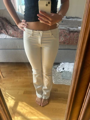 Lågmidjade vita jeans - Lågmidjade vita jeans från hm i jätte bra skick💕st 34, midjemått 35 men stretchigt tyg. Jag är 168 cm