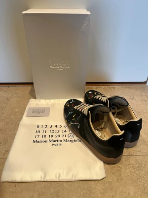 Maison margiela gats - Tjena, säljer nu mina gats då jag inte använder dom super mycket, fick dom av min brorsa då han växte ur dom, skorna är jättefräscha och är supersnygga nu inför sommaren, vi har haft dom i kanske 3-4 månader och dom är supersköna. Vid fler frågor och bilder så är det bara att skriva!