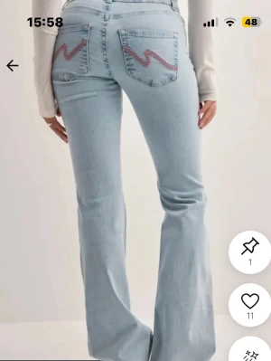 Nelly jeans - Använda några gånger men inte på ett tag, har en liten lite fläck på sidan som man kan be om bild på och därav priset, nypris 699kr!