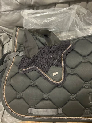 Equestrian Stockholm Set - Supersnygga schabrak i färgen grå med rosé detaljer. Endast använd vid få tillfällen så fortfarande i super fint skick! Storlek full.  Nypris huva 499:- Nypris schabrak 899:-