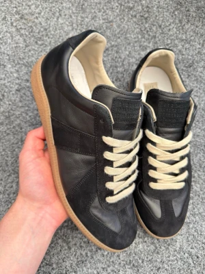 Maison margiela 43 - Säljer dessa sjukt feta och eftertraktade maison margiela gats. Självklart äkta! Size 43. Kvitto finns. 2 dustbags ingår i köpet. Nypris ca 7000kr. Hör av dig vid frågor eller andra funderingar 💯