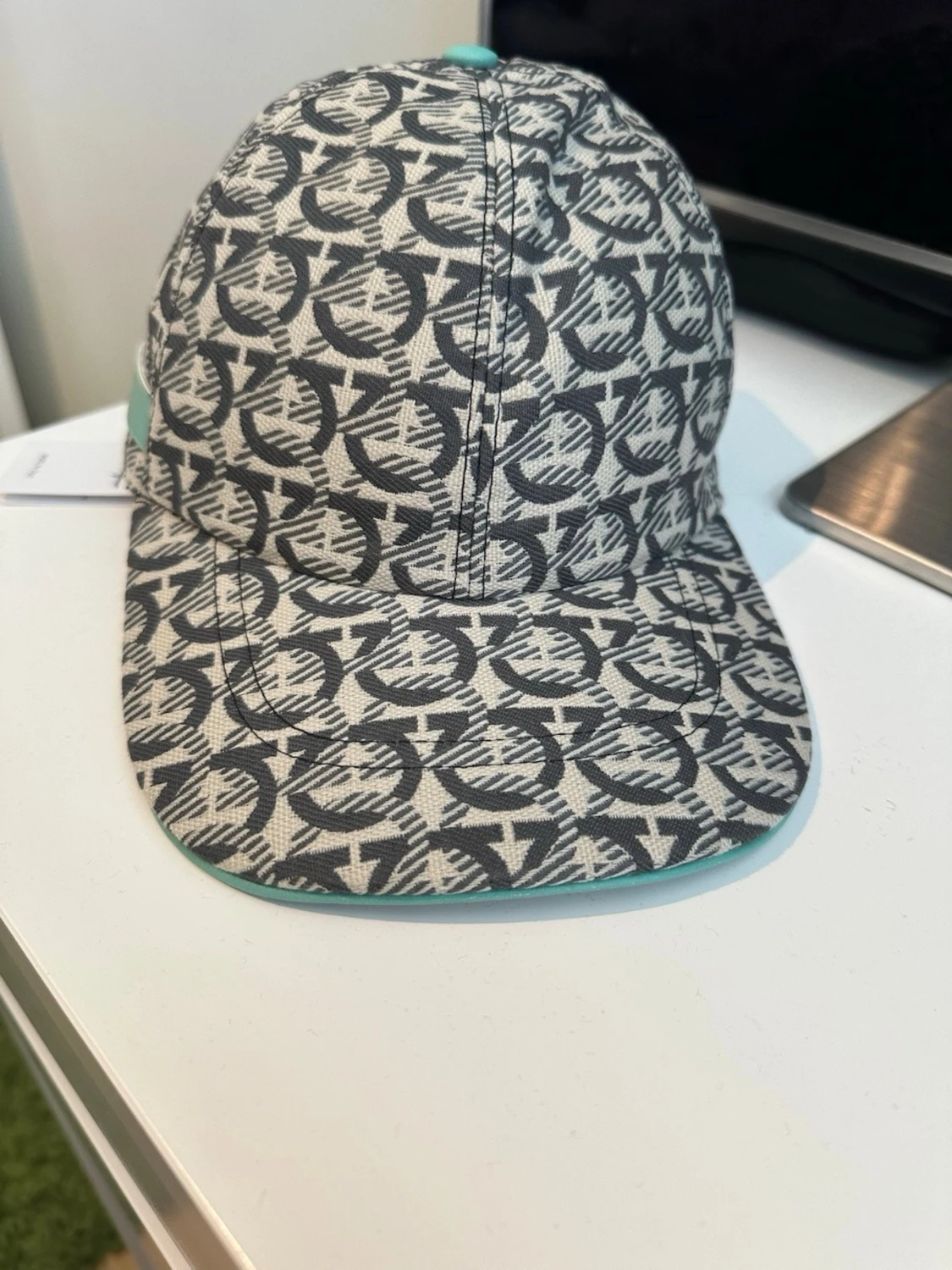 Ferregamo turkos keps 