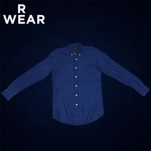 Blå linneskjorta från Morris - Säljer en marinblå linneskjorta från Morris. Perfekt nu till senvåren/sommaren! Skicket är 10/10, bara att skriva vid minsta fundering:)