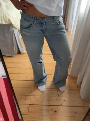 Zara jeans - Jeans från zara med hål. Har sytt upp jeansen så att dom passar mig i längden som är 160. Har slitning längst ner på benen